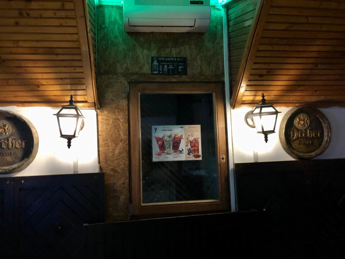Whole Basemenet Former Pub4 Stag Do/Hen Party Budapest Eksteriør bilde