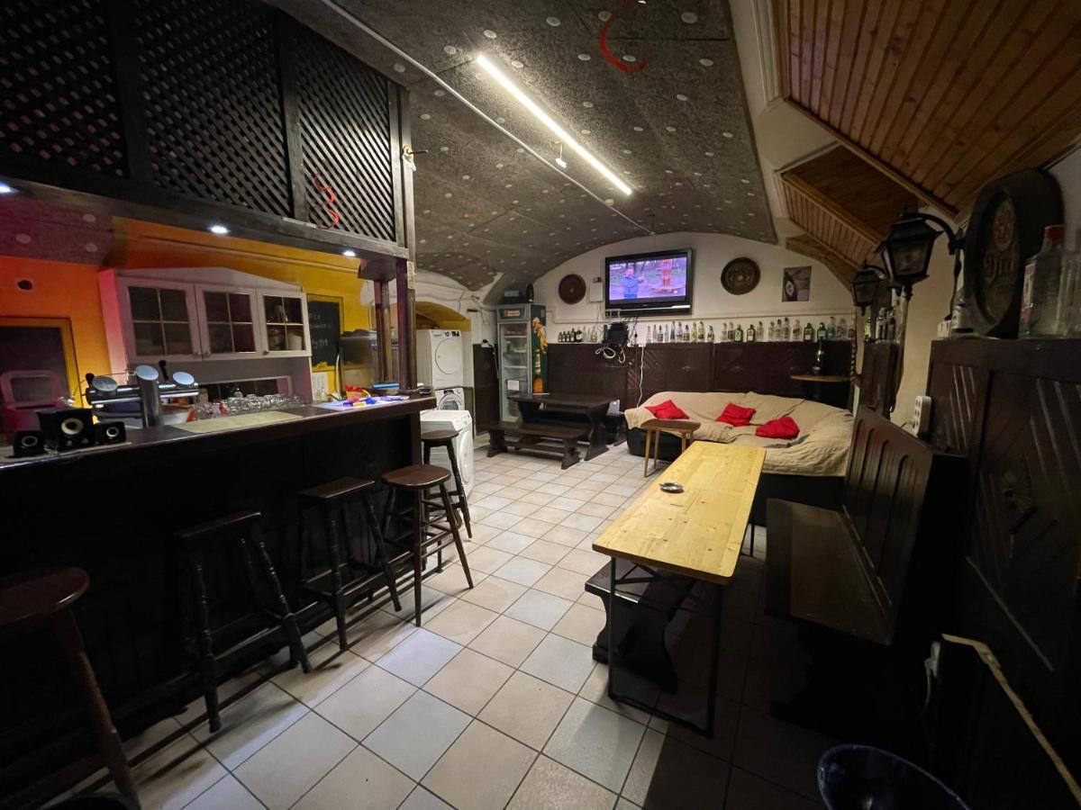 Whole Basemenet Former Pub4 Stag Do/Hen Party Budapest Eksteriør bilde